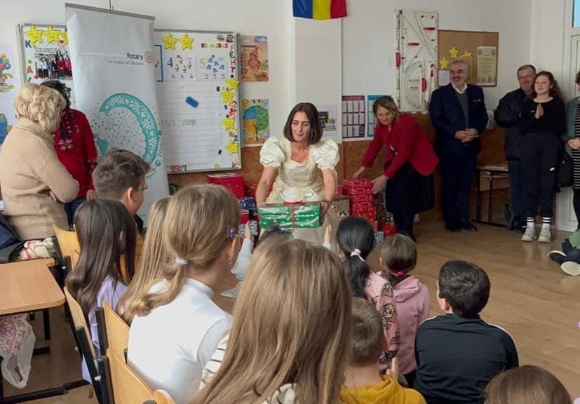 Moș Nicolae trimite atâta bucurie prin oameni buni în lume