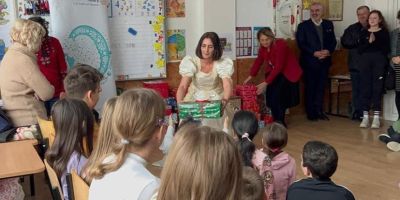 Le Père Noël envoie tellement de joie à travers les bonnes personnes du monde